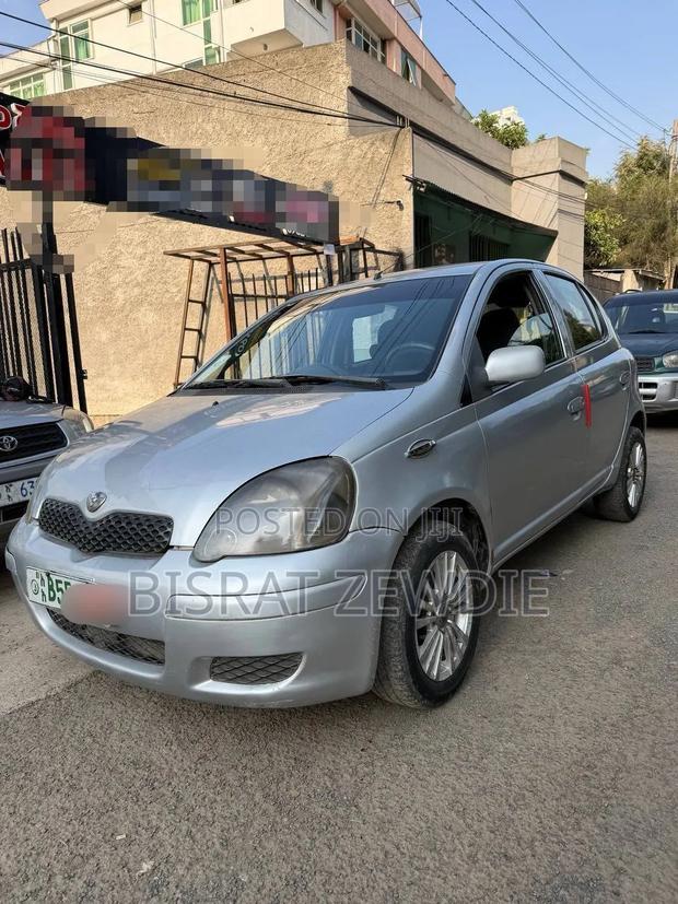Toyota Vitz 2002 Silver