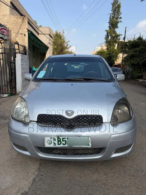 Toyota Vitz 2002 Silver
