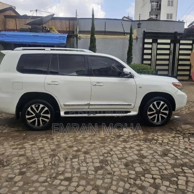 Toyota Land Cruiser 2011 White