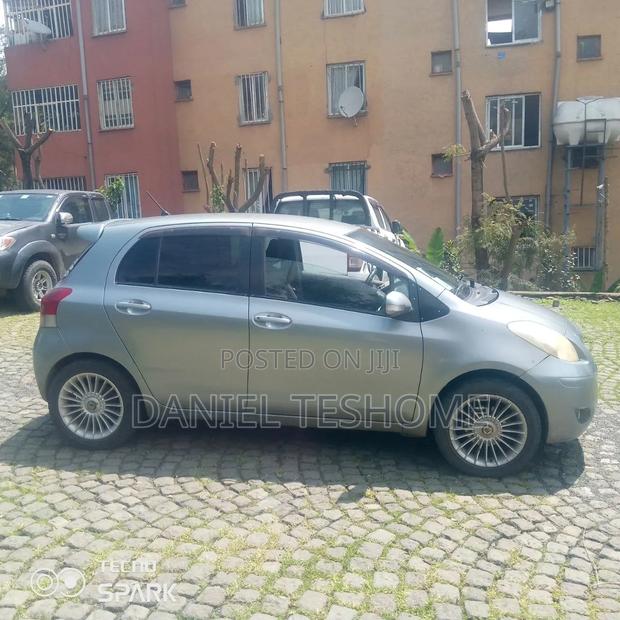 Toyota Yaris Base Hatchback 5dr 2010 Silver