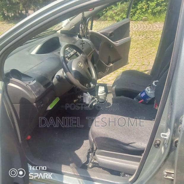 Toyota Yaris Base Hatchback 5dr 2010 Silver