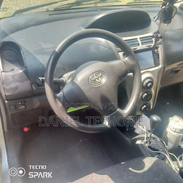 Toyota Yaris Base Hatchback 5dr 2010 Silver