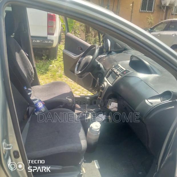 Toyota Yaris Base Hatchback 5dr 2010 Silver