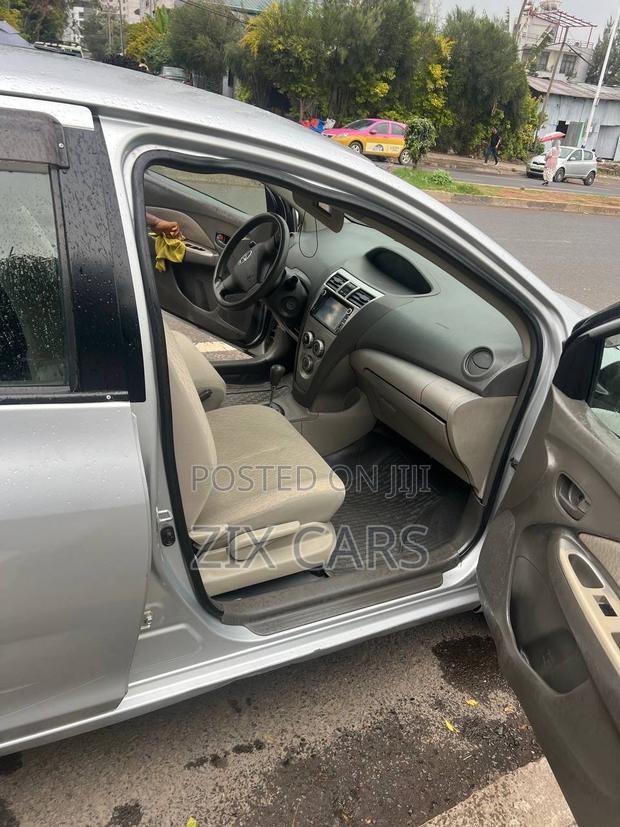 Toyota Yaris 2010 Gray
