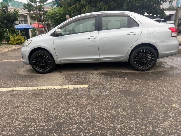 Toyota Yaris 2010 Gray