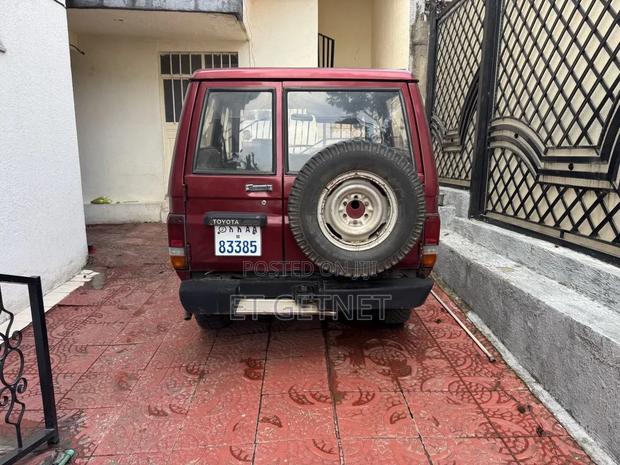 Toyota Land Cruiser 1985 Red