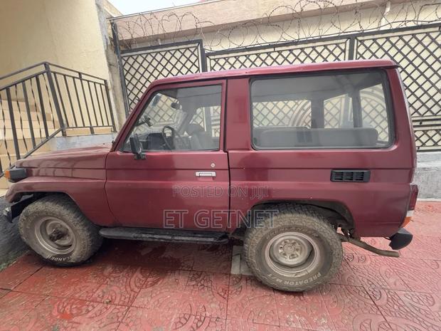 Toyota Land Cruiser 1985 Red