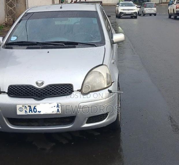 Toyota Vitz 2002 Silver