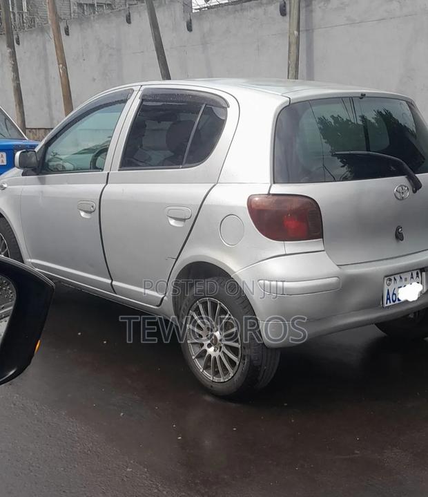 Toyota Vitz 2002 Silver