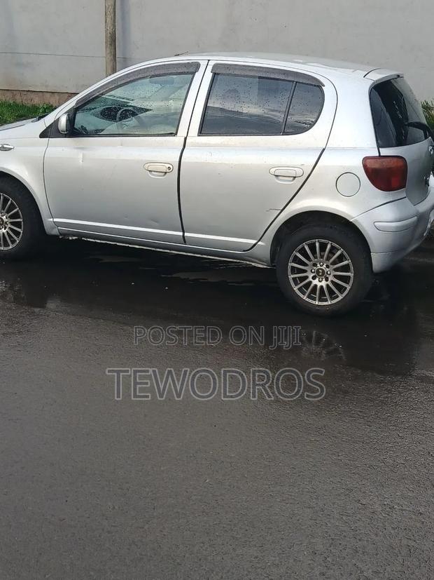 Toyota Vitz 2002 Silver