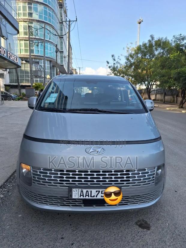 Hyundai Staria 2.2D FWD 2022 Silver