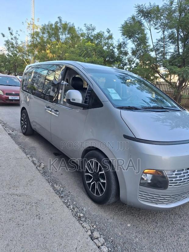 Hyundai Staria 2.2D FWD 2022 Silver