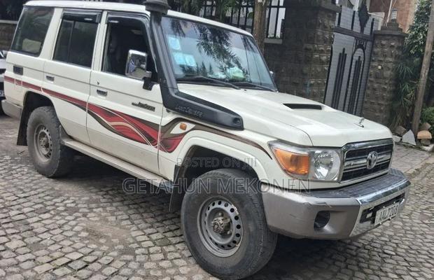 Toyota Land Cruiser 2017 White