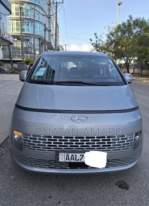 Hyundai Staria 2022 Silver