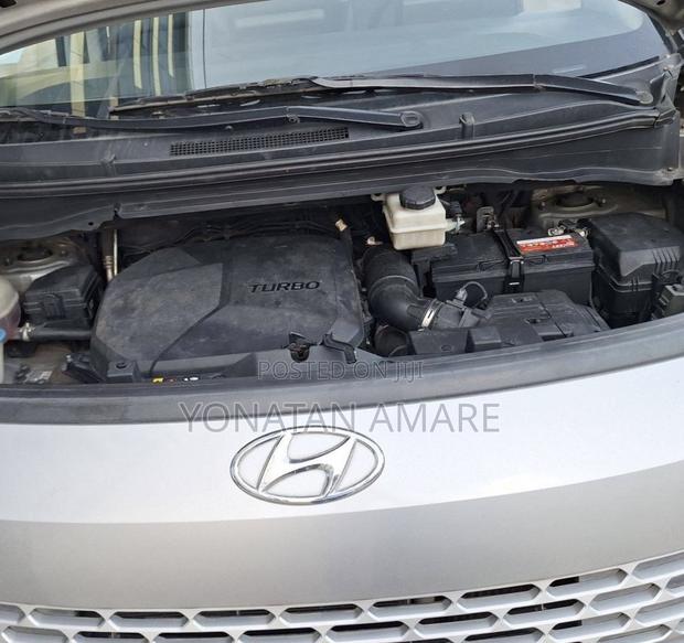 Hyundai Staria 2022 Silver