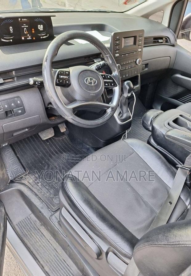 Hyundai Staria 2022 Silver