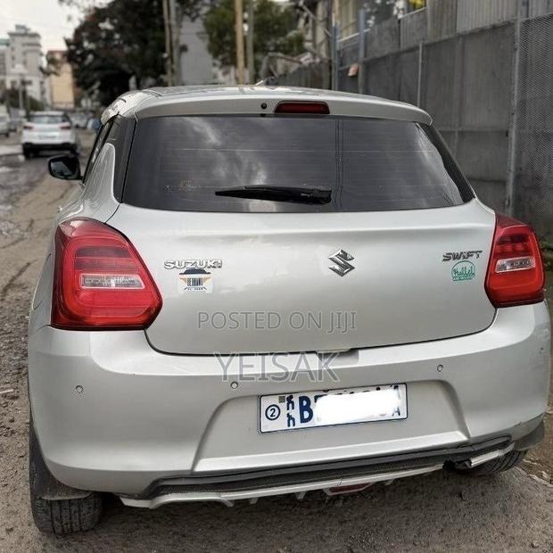 Suzuki Swift 2021 Silver