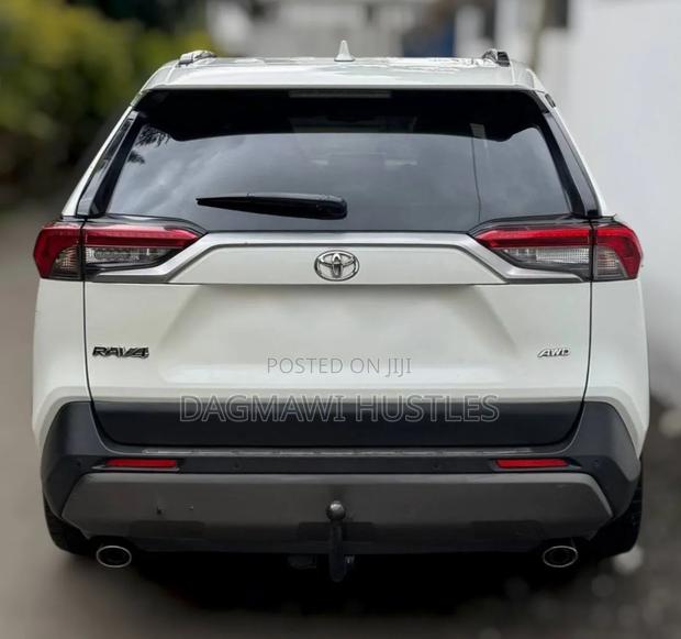 Toyota RAV4 2021 White