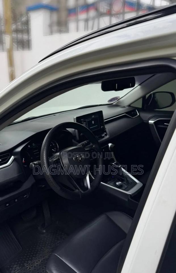 Toyota RAV4 2021 White