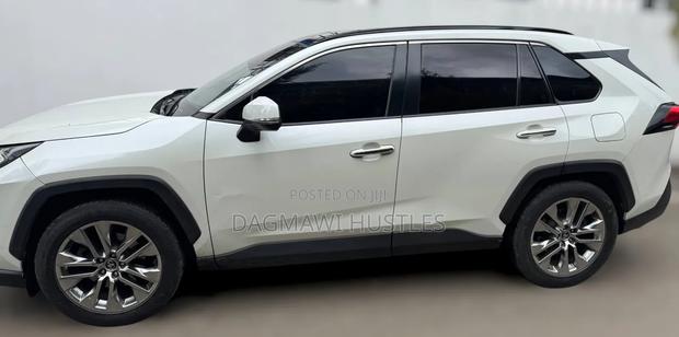 Toyota RAV4 2021 White