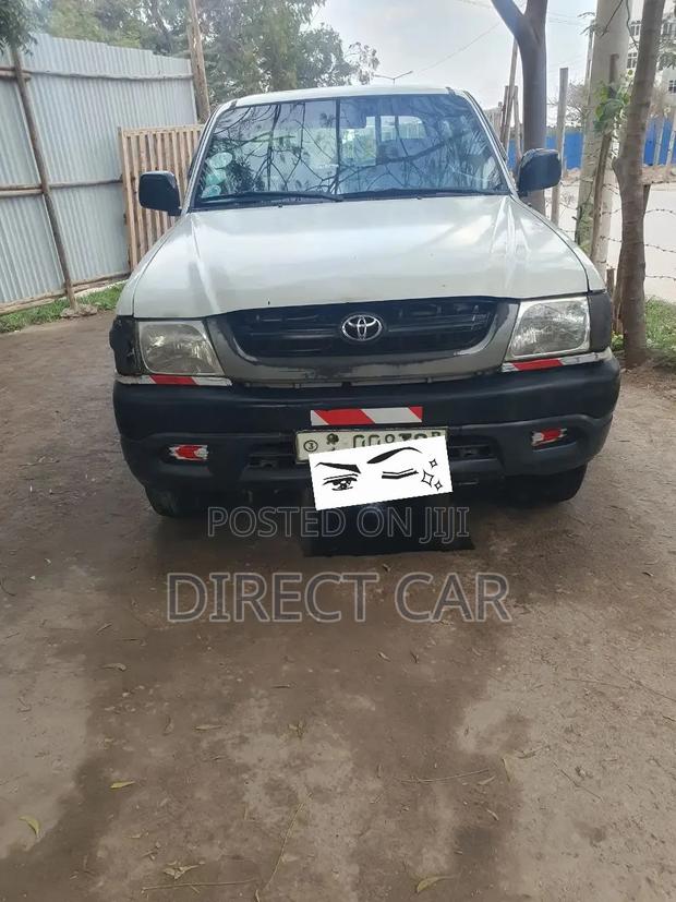 Toyota Hilux 2003 White