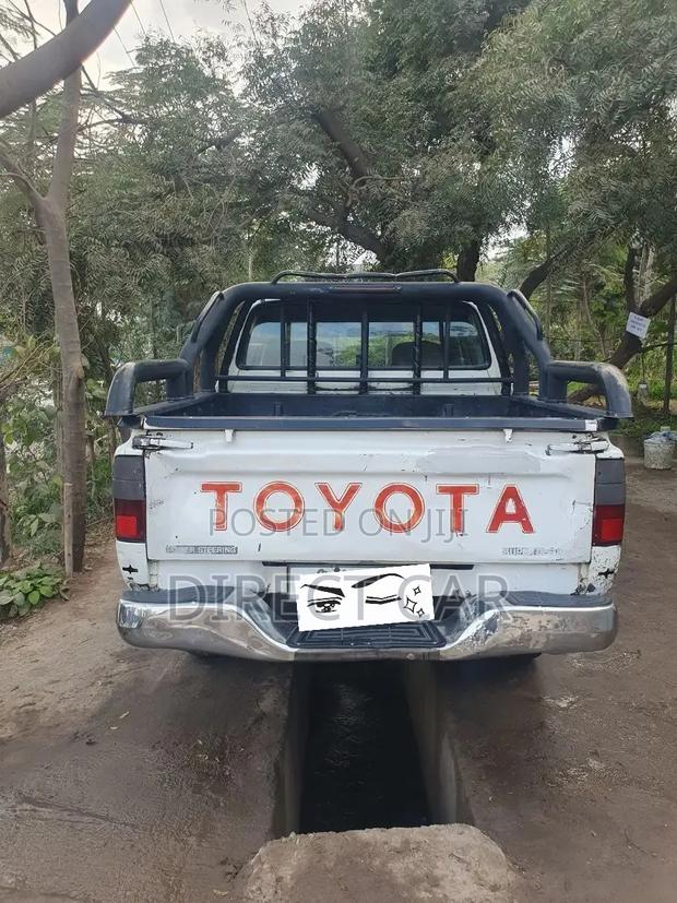 Toyota Hilux 2003 White