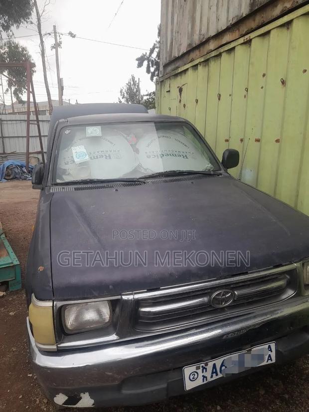 Toyota Hilux 2000 Blue