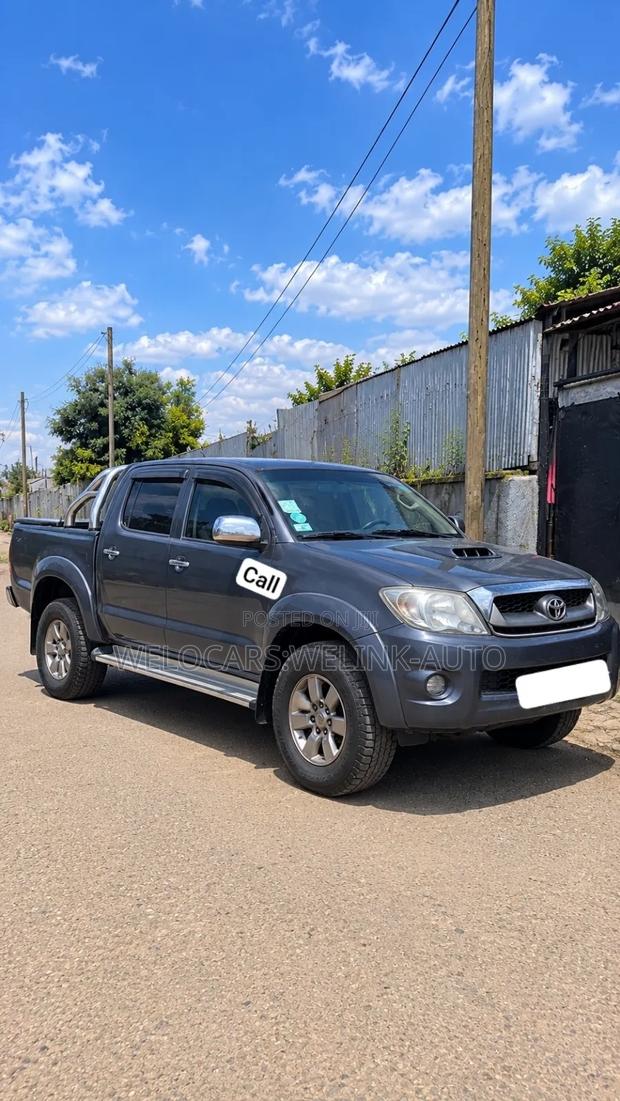 Toyota Hilux 2011 Gray