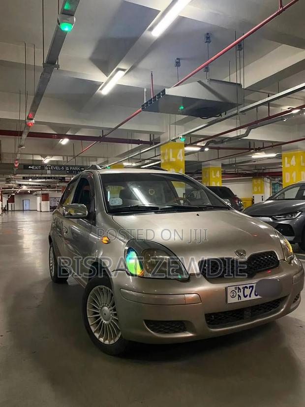 Toyota Vitz 2004 Silver