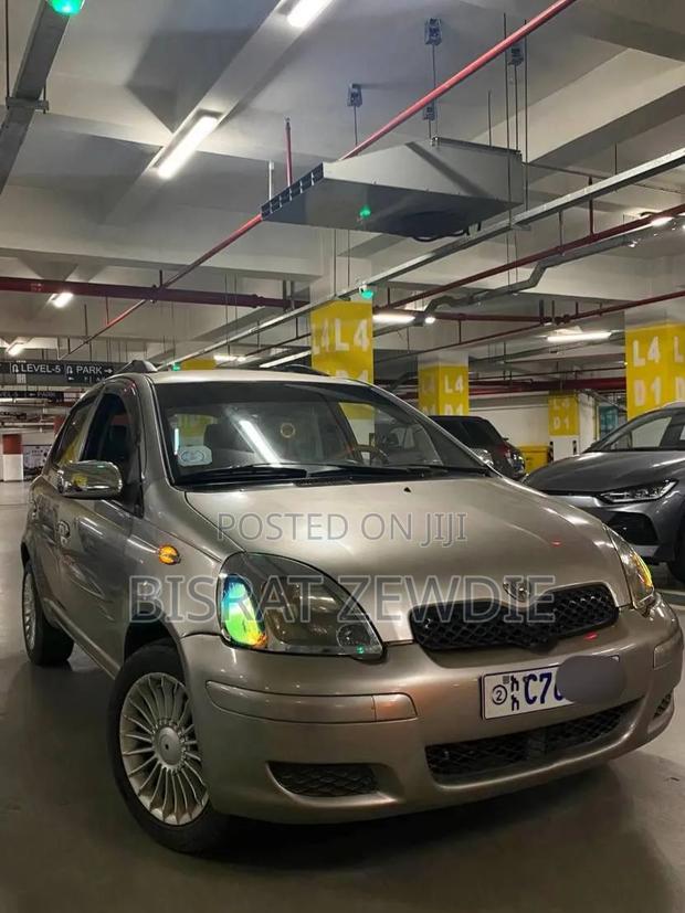 Toyota Vitz 2004 Silver