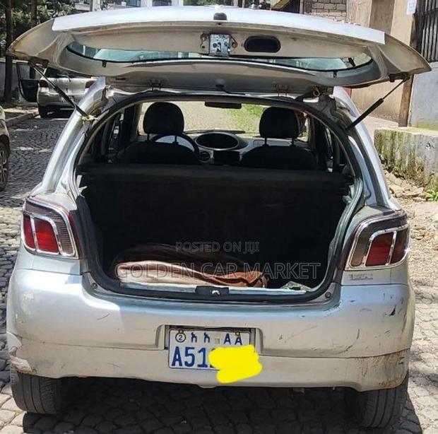 Toyota Vitz 2000 Gray