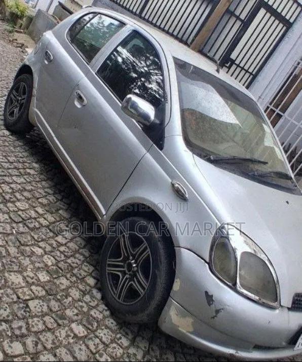 Toyota Vitz 2000 Gray