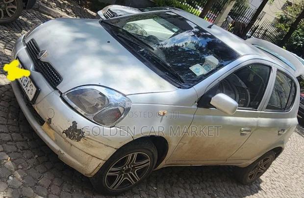 Toyota Vitz 2000 Gray