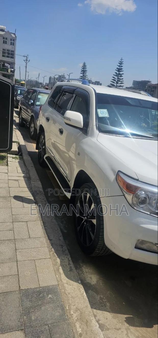Toyota Land Cruiser 2010 White