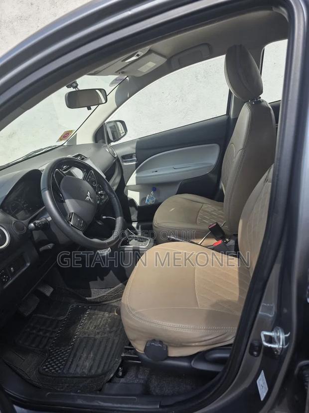 Mitsubishi Attrage 2023 Silver