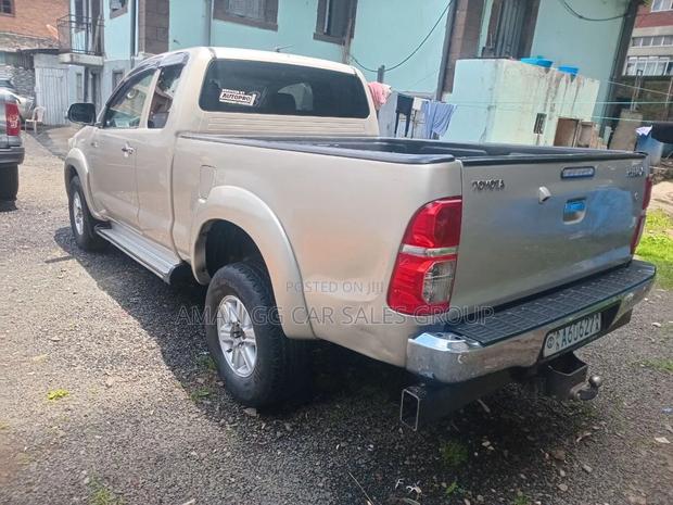 Toyota Hilux 2012 Red