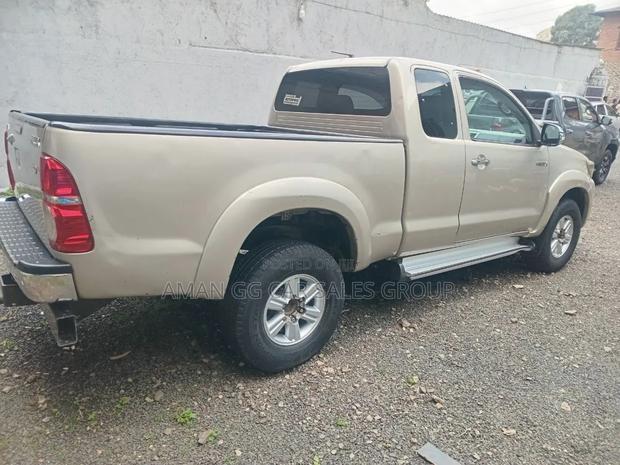 Toyota Hilux 2012 Red
