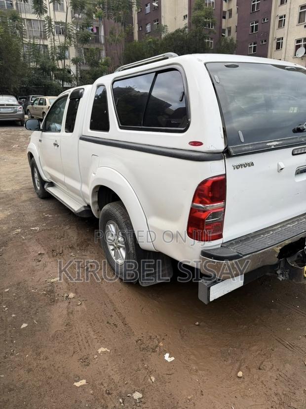 Toyota Hilux SR 4x4 2013 White