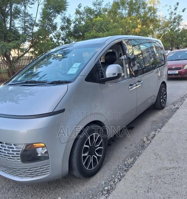 Hyundai Staria 2022 Gray