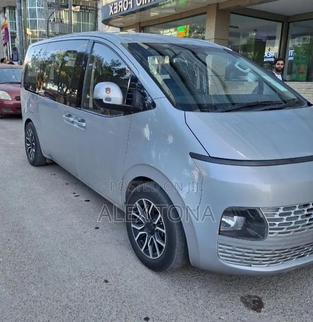Hyundai Staria 2022 Gray