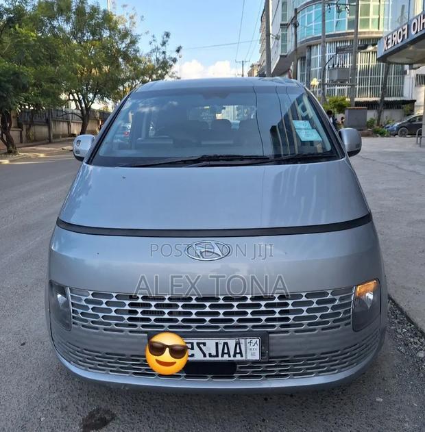 Hyundai Staria 2022 Gray