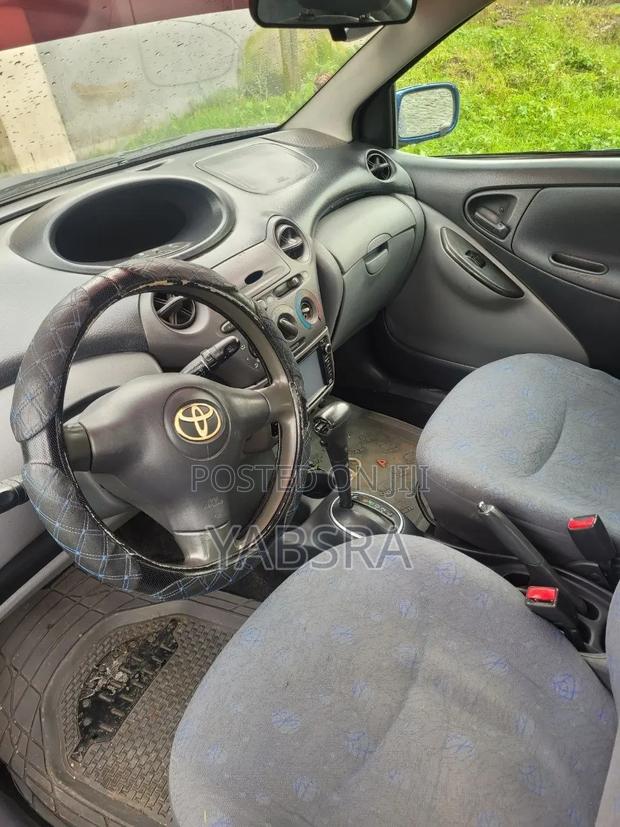 Toyota Vitz 2002 Blue