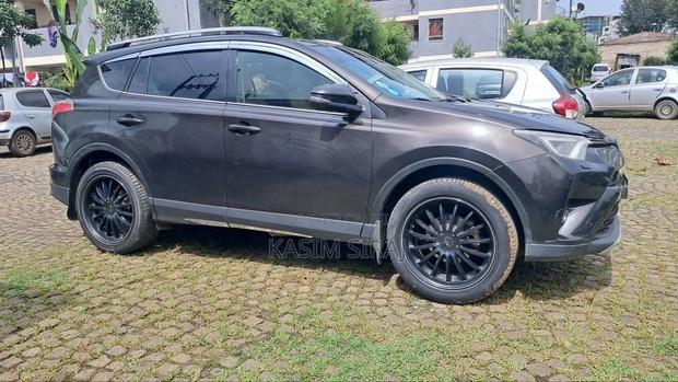 Toyota RAV4 LE FWD (2.5L 4cyl 6A) 2017 Gray