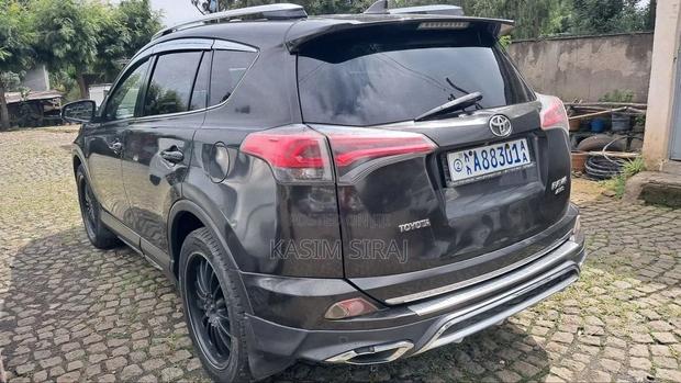 Toyota RAV4 LE FWD (2.5L 4cyl 6A) 2017 Gray