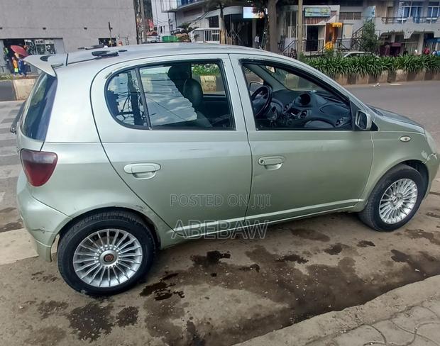 Toyota Vitz 2001 Silver