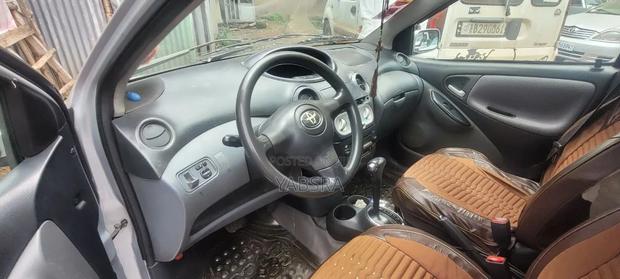 Toyota Vitz 2004 Silver
