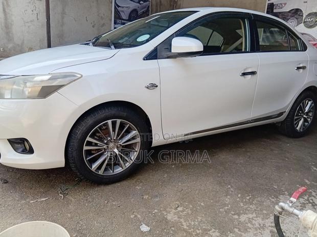 Toyota Yaris L Hatchback 3dr 2015 White