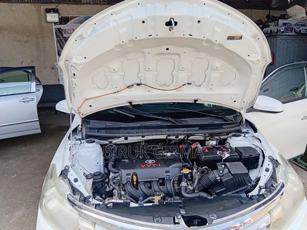 Toyota Yaris L Hatchback 3dr 2015 White