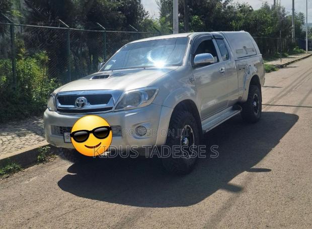 Toyota Hilux 2.5 D-4D 4X4 SRX 2011 Silver