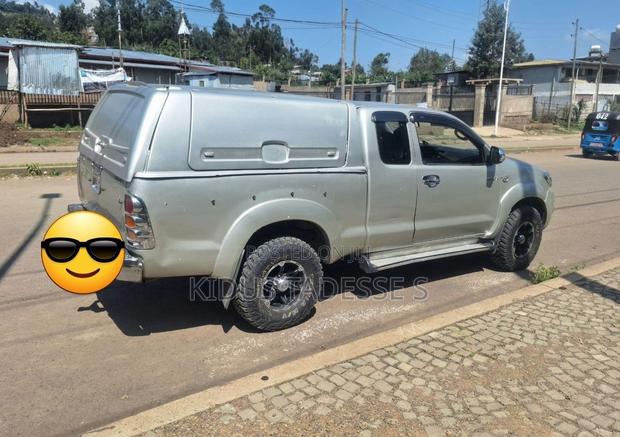 Toyota Hilux 2.5 D-4D 4X4 SRX 2011 Silver